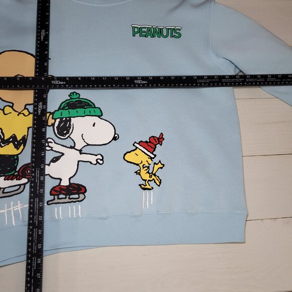 PEANUTS Snoopy Sweatshirt Winter Ice Skating. - Picture 6 of 6